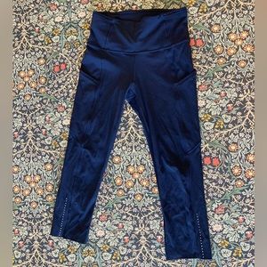 Lululemon tights 19” in Navy Size 4 with pockets!!